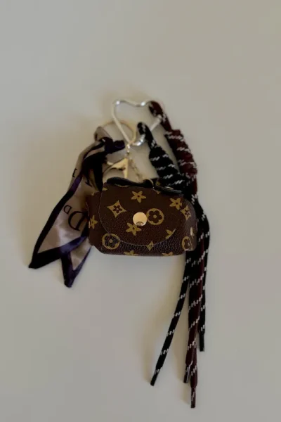 lv charm 4